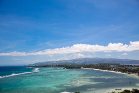 夏日唯美的海岸线全景