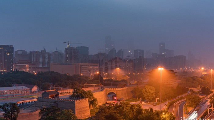 大气北京明城墙遗址清晨车流延时