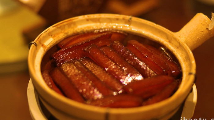 传统美食徽菜砂锅炖大块五花肉实拍