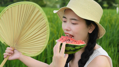 小清新女孩田野间吃西瓜4K实拍