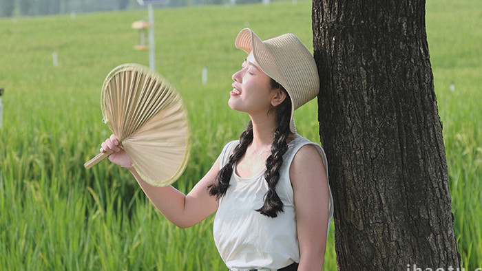 夏日女孩户外树下乘凉4K实拍