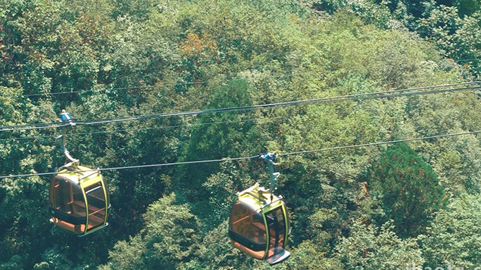 炎热夏日景区缆车观光旅游实拍