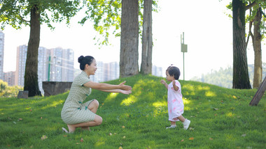 唯美母婴孩子跑向妈妈怀抱实拍