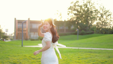 梦幻唯美阳光温暖女孩奔跑实拍