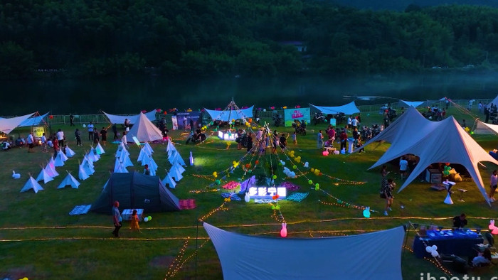 在草坪上开大型露营演出晚会实拍