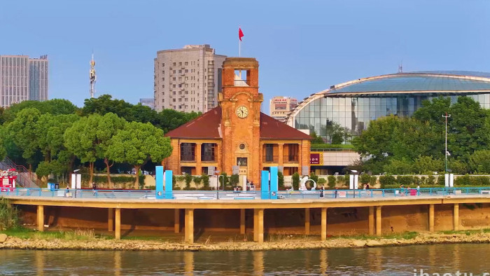 航拍长江旁边的芜湖地标海关大楼