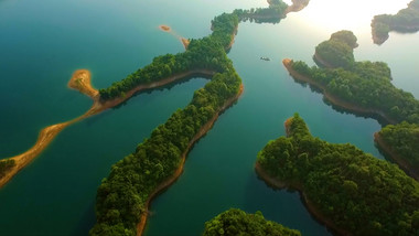 清澈壮美太平湖面岛屿自然风光航拍