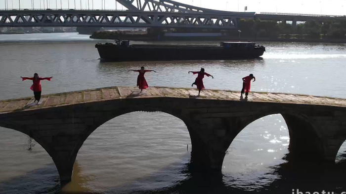 大气唯美宝带桥女子瑜伽航拍视频