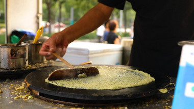 天津传统美食煎饼果子实拍