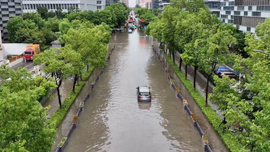 暴雨城市街道路面积水4K航拍