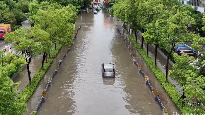 暴雨城市街道路面积水4K航拍