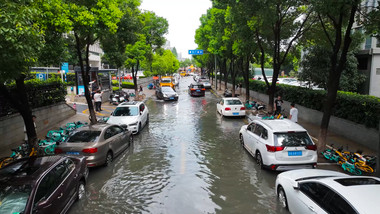 夏季暴雨城市街道路面积水4K