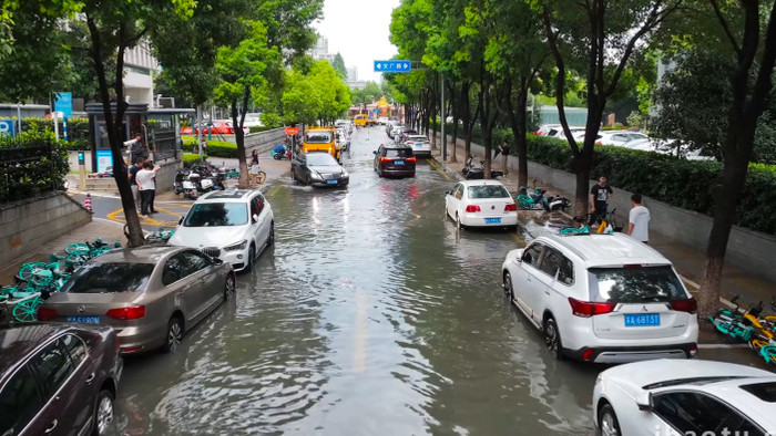 夏季暴雨城市街道路面积水4K