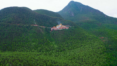 建在山中的藏式寺庙航拍