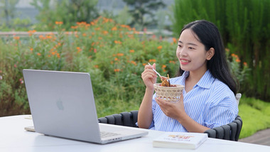 清新风女孩户外看电视吃零食实拍