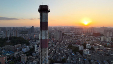 城市中废弃烟囱夕阳西下航拍