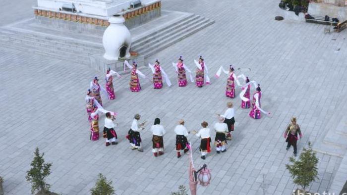 香格里拉节庆日藏族群众在广场上跳舞航拍