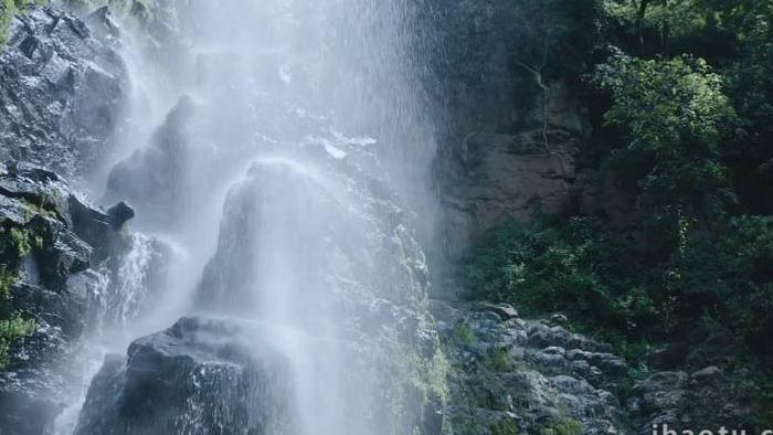 森林小型自然瀑布水流流动实拍