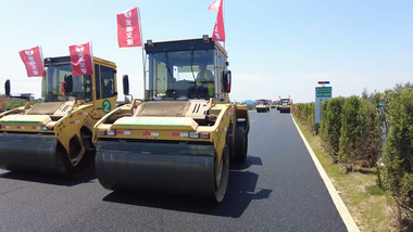 压路机碾压平整沥青路面4K