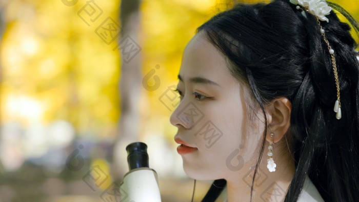 唯美汉服美女抬头仰望特写实拍