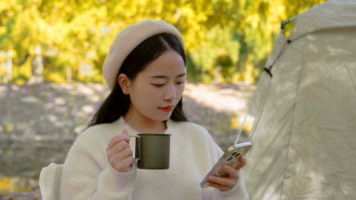 唯美户外露营女生看手机聊天实拍