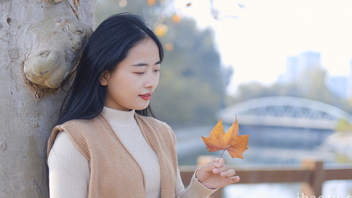 东方人像美女户外赏秋看枫叶实拍