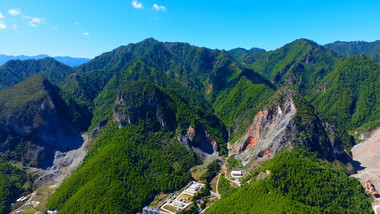 山峦起伏露天开采景观4K航拍