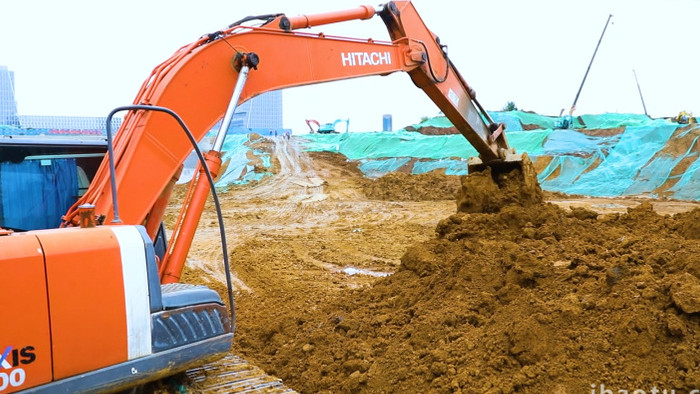 城市建设挖掘机在工地上作业实拍