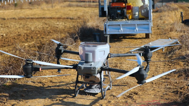 农用无人机在农田喷洒化肥实拍