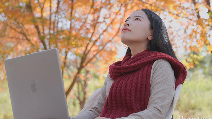 东方人像女孩户外办公实拍