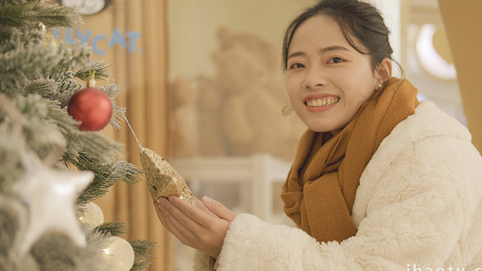 节日氛围美女对着镜头微笑实拍