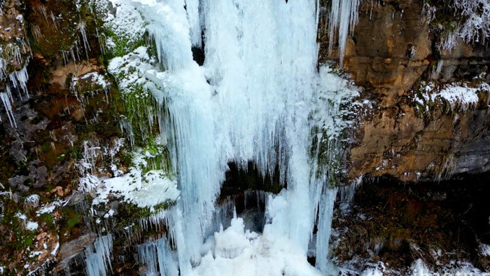 震撼的雪山上的瀑布实拍4K视频