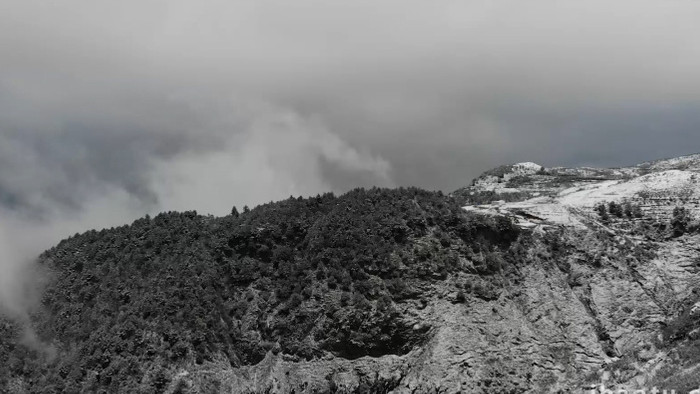 冬天大山雪景大气水墨画风格航拍