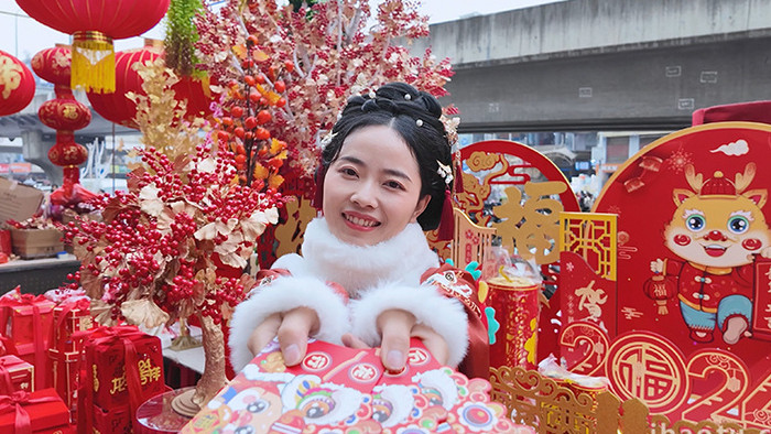 东方人像女孩拿红包拜年实拍