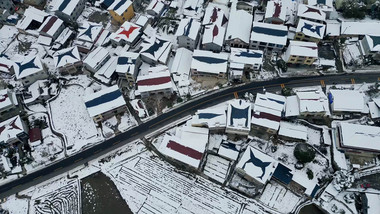 冬季汽车穿梭乡村雪景航拍