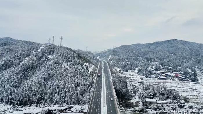 冬季雪景大山中的高速公路航拍