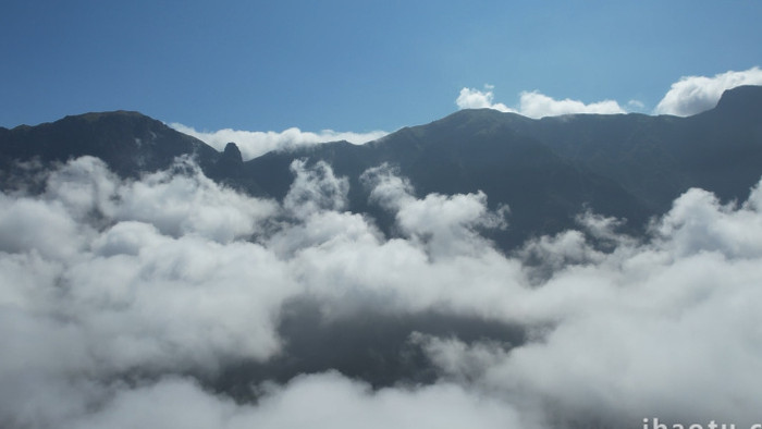 自然山峰云海洁白云朵航拍视频