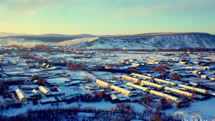 内蒙古冬天冰雪覆盖的村镇航拍