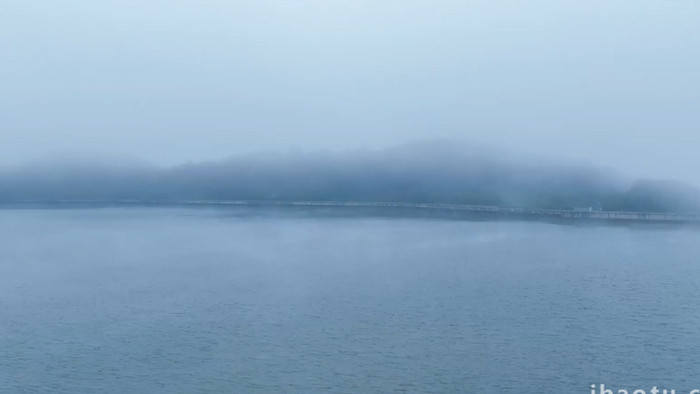 清晨水库湖面雾气水墨画4K航拍
