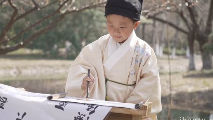 中国风男童汉服在梅林中写字实拍