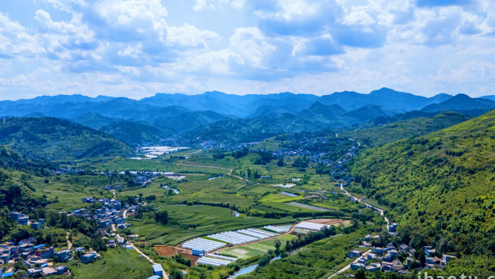 夏季村庄山川河流蓝天航拍延时