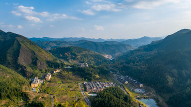 高原秋天村庄山林蓝天白云航拍