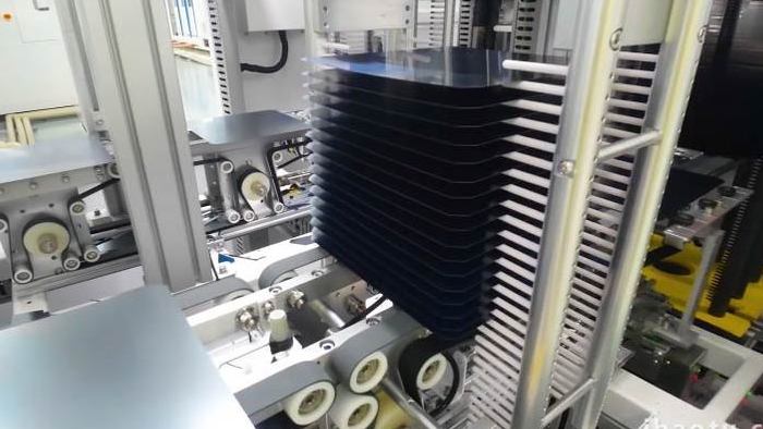 高科技光伏板机械化自动叠加生产