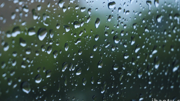 下雨天车窗上雨滴特写4K实拍