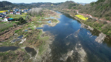 航拍春天清澈见底河流