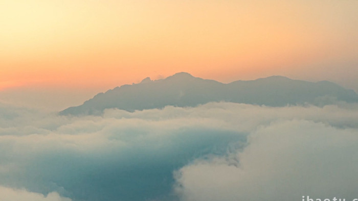 清晨山峰云海流动日出航拍延时