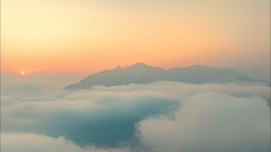 清晨山峰云海流动日出航拍延时