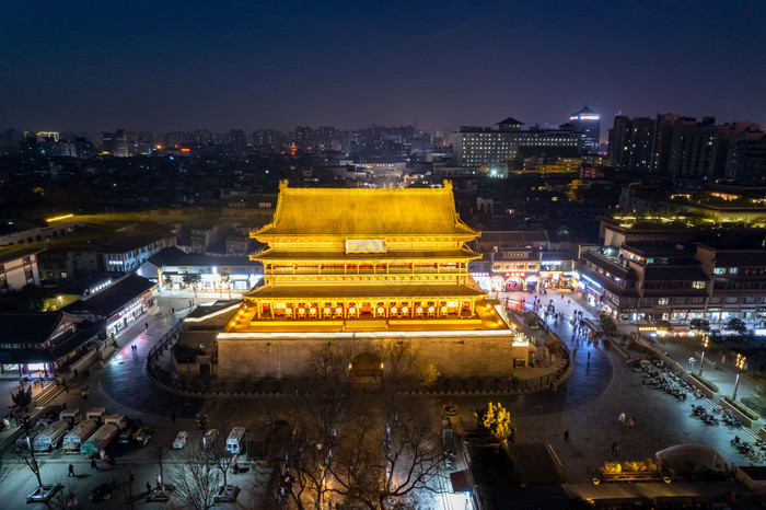 西安鼓楼地标建筑夜景航拍图图片