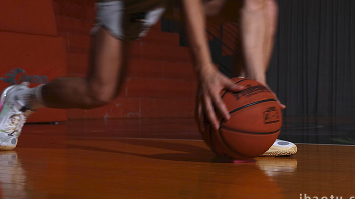 体育运动男子篮球馆打篮球实拍