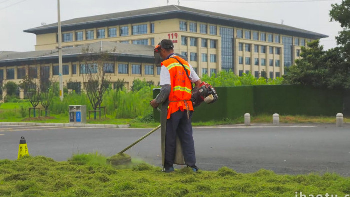 劳动节环卫工人清理草坪4K实拍